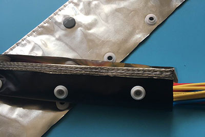 Gaine pour câble avec blindage par feuille fermée par bouton