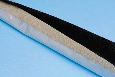 Gaine pour câble avec blindage tressé fermée par bouton